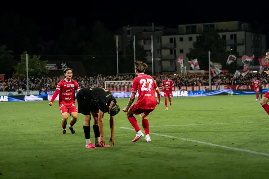 Gegenspieler am Boden, FCW-Spieler Nummer 27 wartet daneben – FC Winterthur gegen FC Stade Lausanne-Ouchy auf der Schützenwiese, 29. August 2026