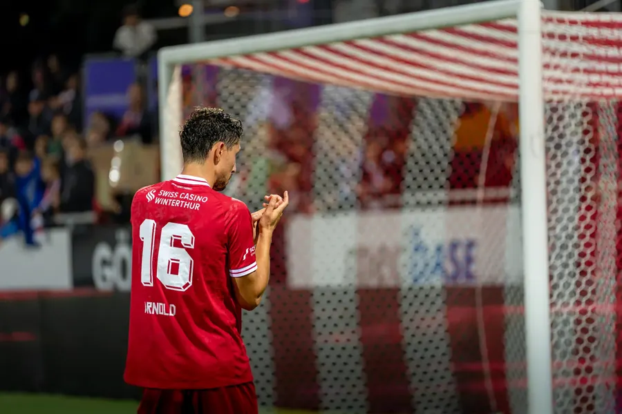 FCW-Spieler Nummer 16 vor dem Tornetz bedankt sich bei den Fans – FC Winterthur gegen FC Stade Lausanne-Ouchy auf der Schützenwiese, 29. August 2026