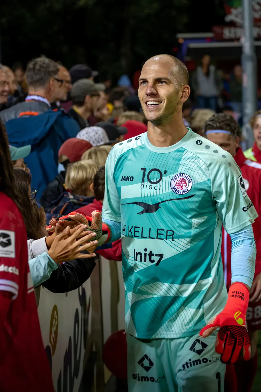 Lachender FCW-Torhüter nach dem Spiel bei den Fans – FC Winterthur gegen FC Stade Lausanne-Ouchy auf der Schützenwiese, 29. August 2026