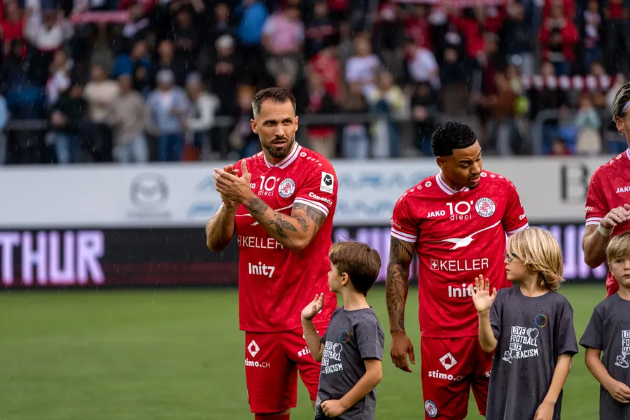 FCW-Spieler stehen mit den Einlaufkindern auf dem Rasen – FC Winterthur gegen FC Stade Lausanne-Ouchy auf der Schützenwiese, 29. August 2026