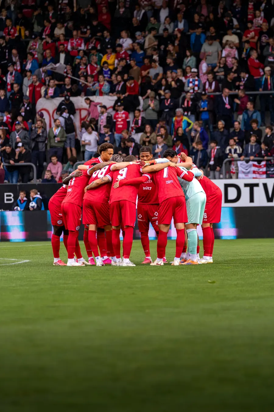 Mannschaftskreis der FCW-Spieler vor vollen Rängen – FC Winterthur gegen FC Stade Lausanne-Ouchy auf der Schützenwiese, 29. August 2026