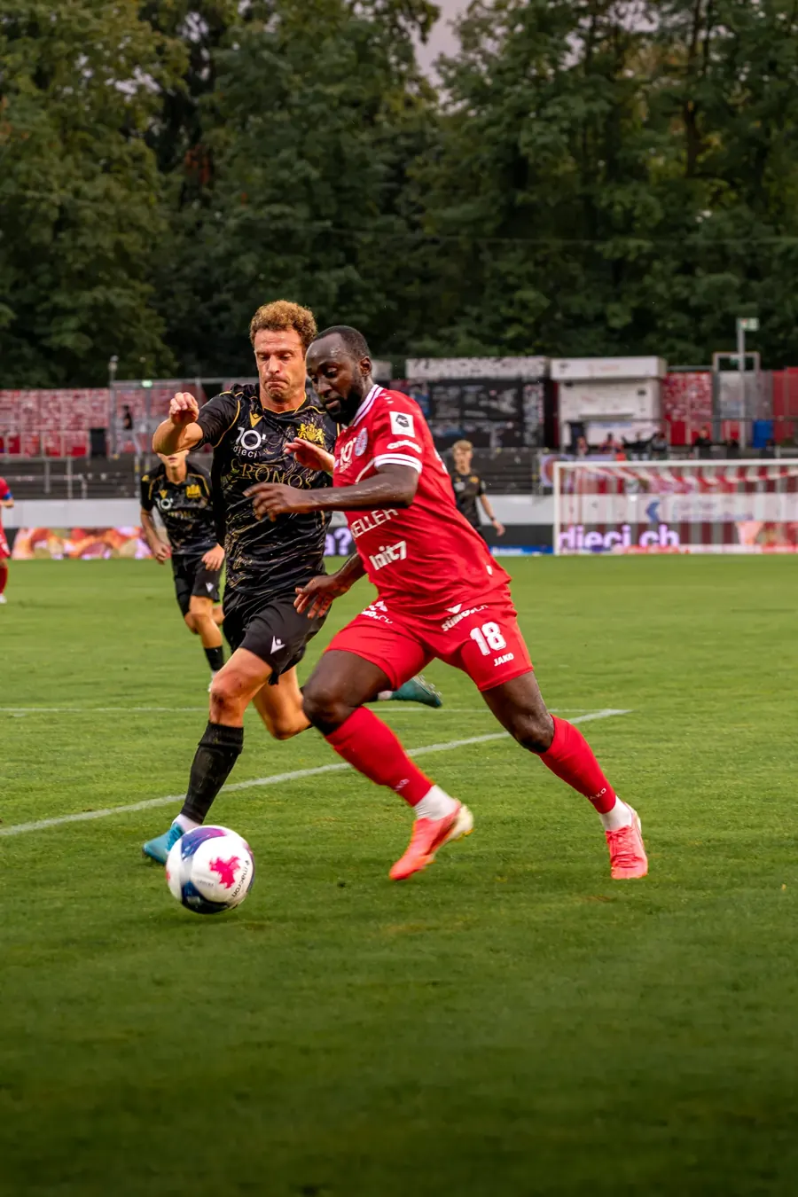 FCW-Spieler Nummer 18 setzt sich im Dribbling gegen einen Gegenspieler in Schwarz durch – FC Winterthur gegen FC Stade Lausanne-Ouchy auf der Schützenwiese, 29. August 2026