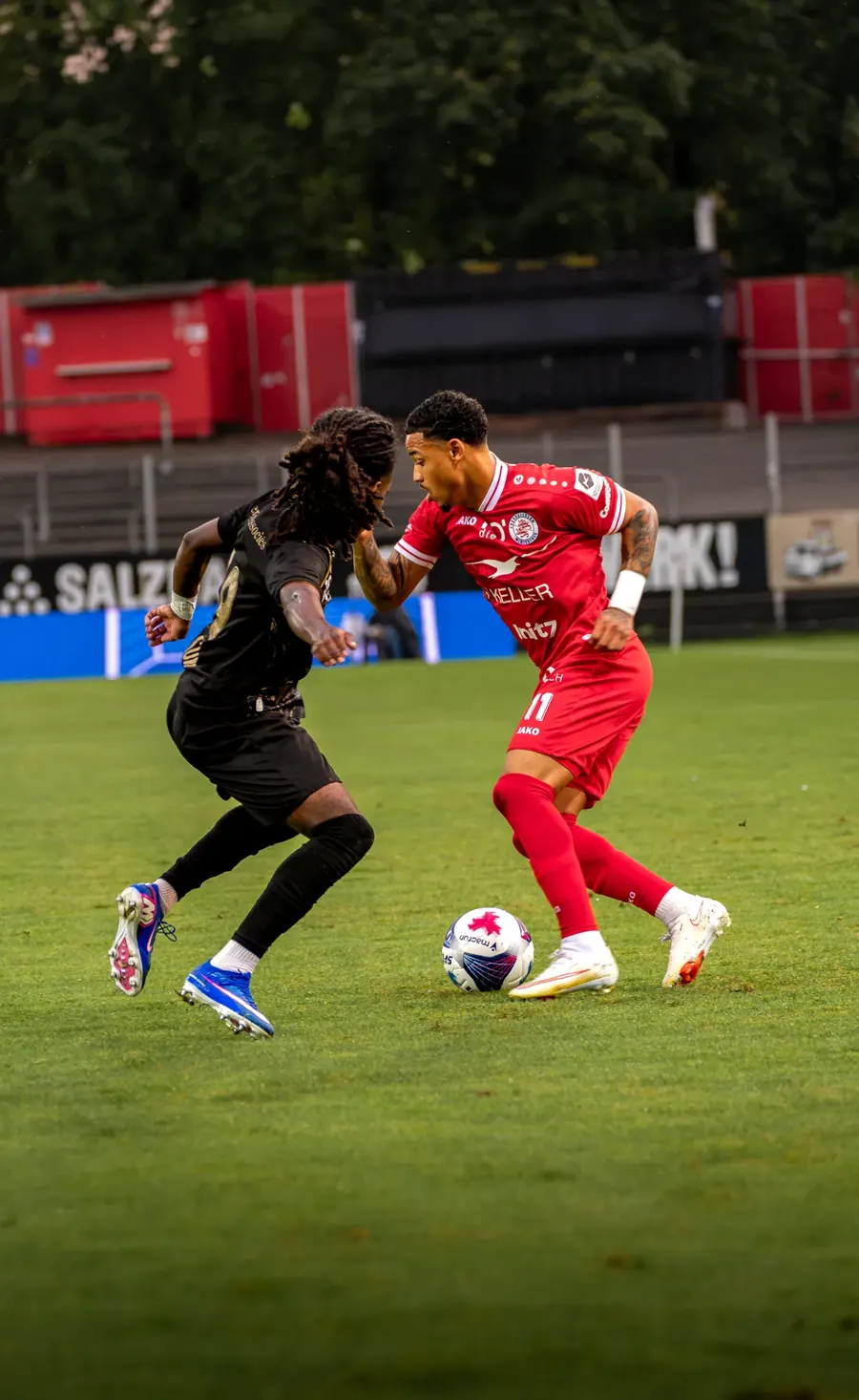 Dribbling eines FCW-Spielers gegen einen Gegenspieler in Schwarz – FC Winterthur gegen FC Stade Lausanne-Ouchy auf der Schützenwiese, 29. August 2026