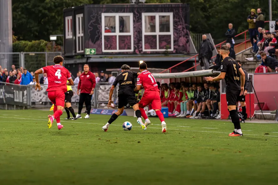 Spielszene vor der Tribüne mit FCW-Spieler Nummer 4 – FC Winterthur gegen FC Stade Lausanne-Ouchy auf der Schützenwiese, 29. August 2026