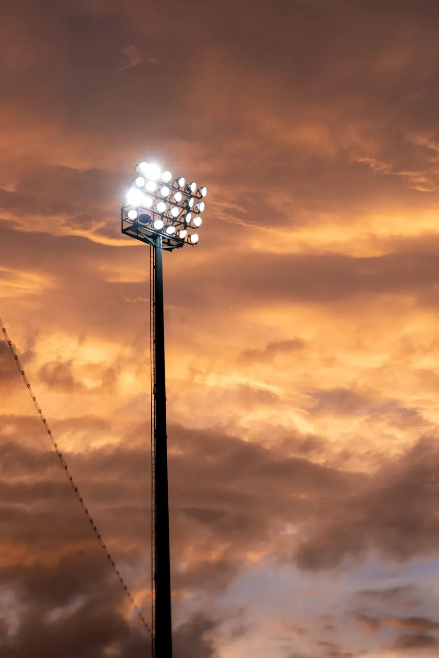 Flutlichtmast vor orangem Abendhimmel – FC Winterthur gegen FC Stade Lausanne-Ouchy auf der Schützenwiese, 29. August 2026