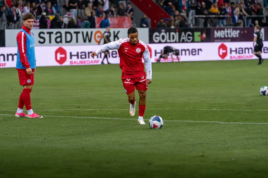 FCW-Spieler mit dem Ball am Fuss vor den Werbebanden – FC Winterthur gegen FC Stade Lausanne-Ouchy auf der Schützenwiese, 29. August 2026