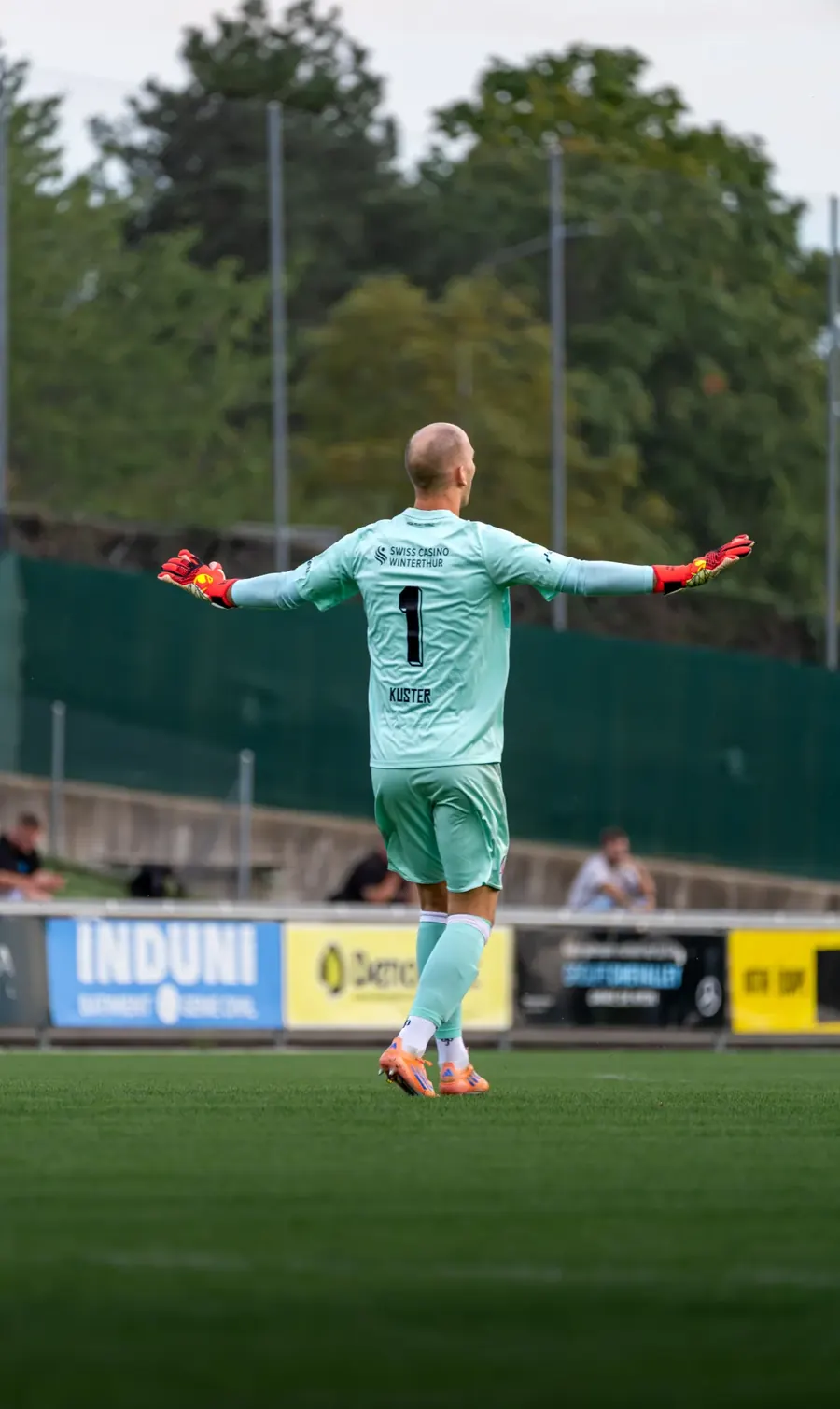 FCW-Torhüter mit der Nummer 1 breitet die Arme aus – FC Stade Nyonnais gegen FC Winterthur, 1. September 2026