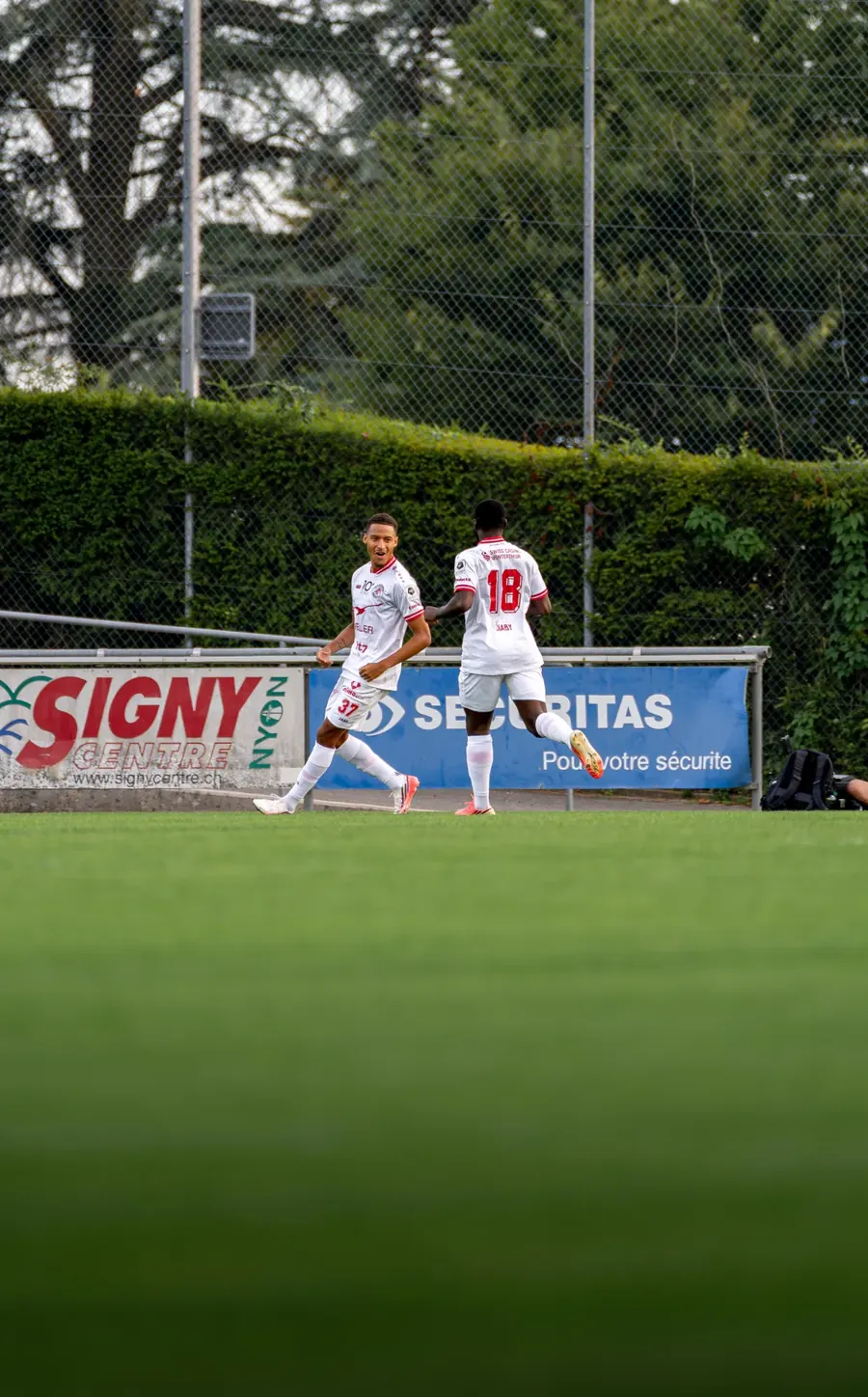 Zwei FCW-Spieler in Weiss bereiten einen Freistoss vor – FC Stade Nyonnais gegen FC Winterthur, 1. September 2026