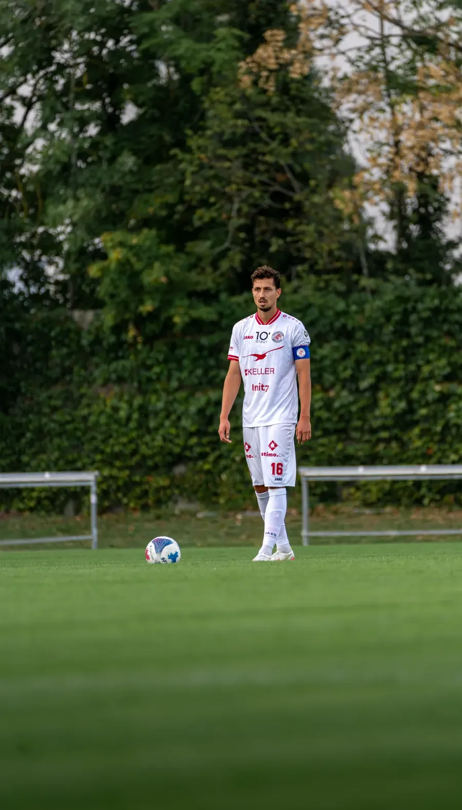 FCW-Spieler in Weiss steht allein vor dem Ball – FC Stade Nyonnais gegen FC Winterthur, 1. September 2026
