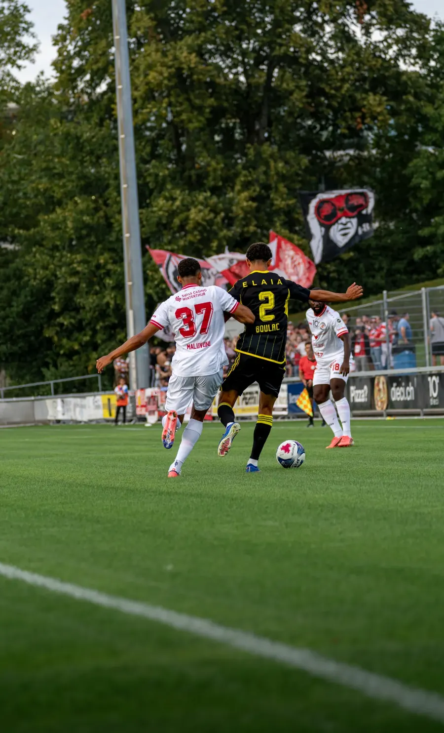 FCW-Spieler Nummer 37 im Zweikampf, FCW-Fahne im Hintergrund – FC Stade Nyonnais gegen FC Winterthur, 1. September 2026