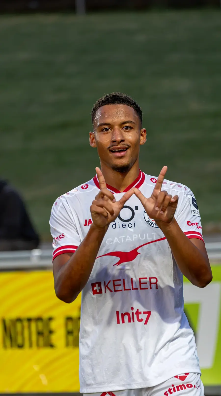 Lachender FCW-Spieler jubelt mit beiden Händen in die Kamera – FC Stade Nyonnais gegen FC Winterthur, 1. September 2026