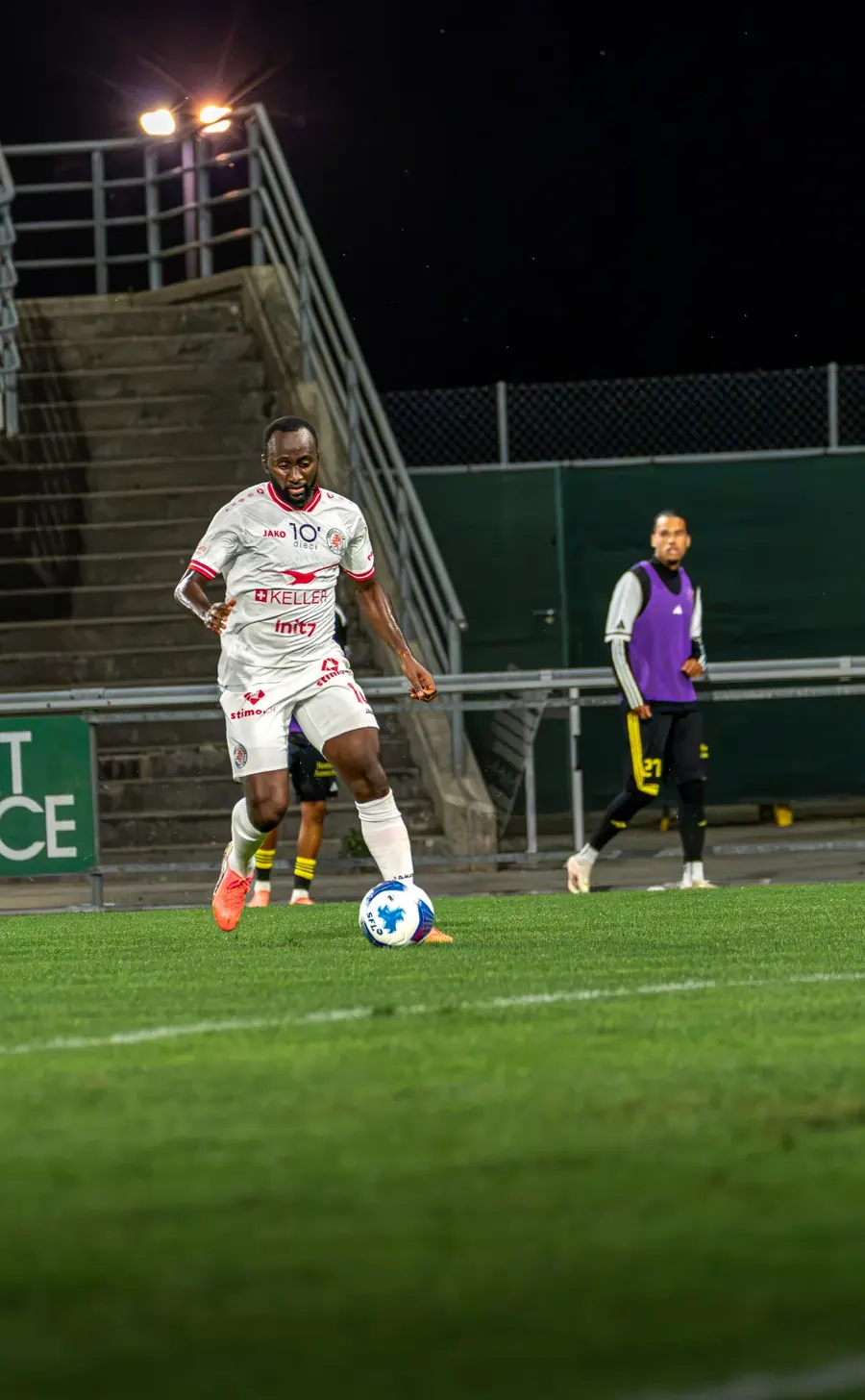 FCW-Spieler am Ball unter Flutlicht am Abend – FC Stade Nyonnais gegen FC Winterthur, 1. September 2026