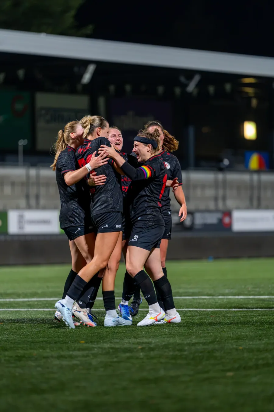 FCW-Spielerinnen feiern ein Tor in einer Jubeltraube – FC Wil gegen FC Winterthur Frauen, 9. September 2026