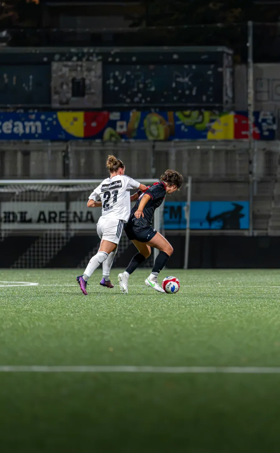 Zweikampf vor dem Tor, Stadionschriftzug im Hintergrund – FC Wil gegen FC Winterthur Frauen, 9. September 2026