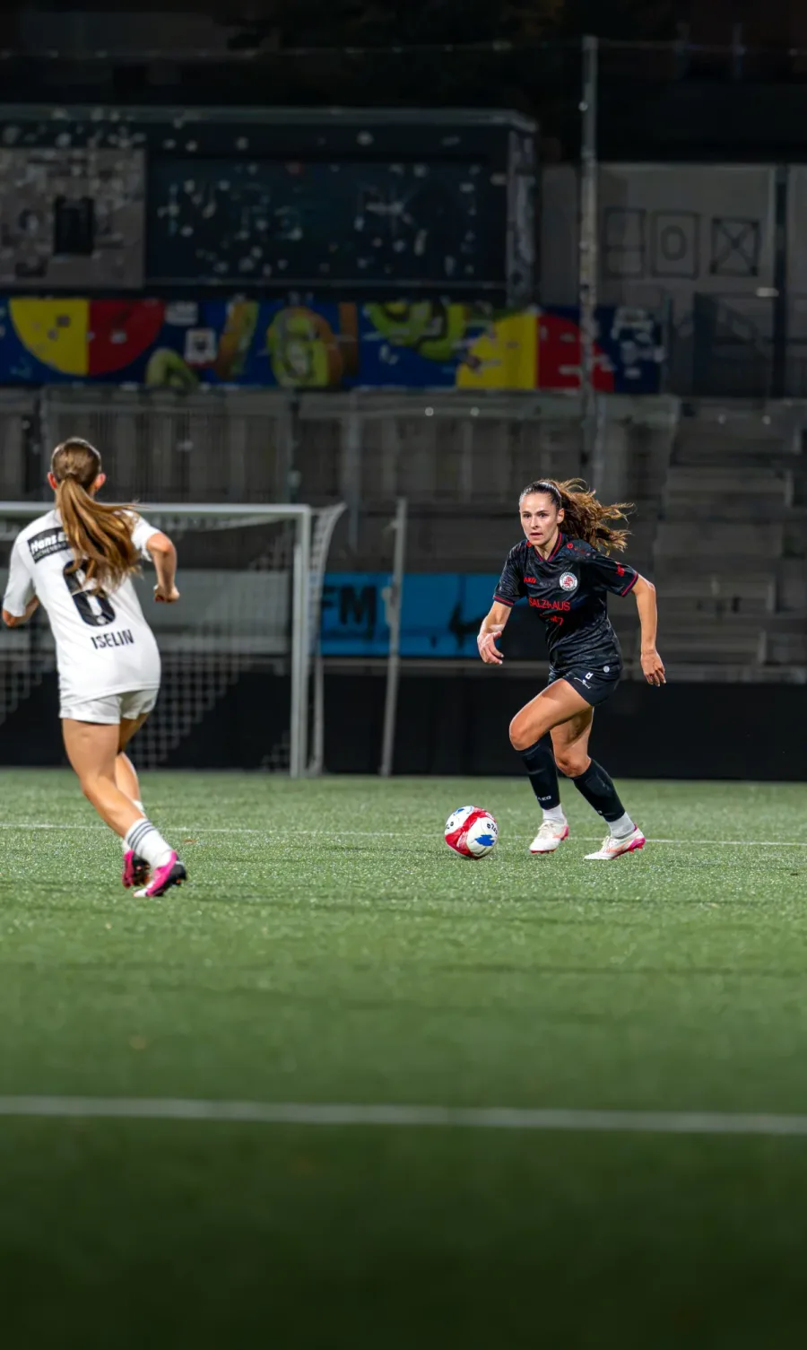 Wil-Spielerin Nummer 6 am Ball, eine FCW-Spielerin läuft an – FC Wil gegen FC Winterthur Frauen, 9. September 2026