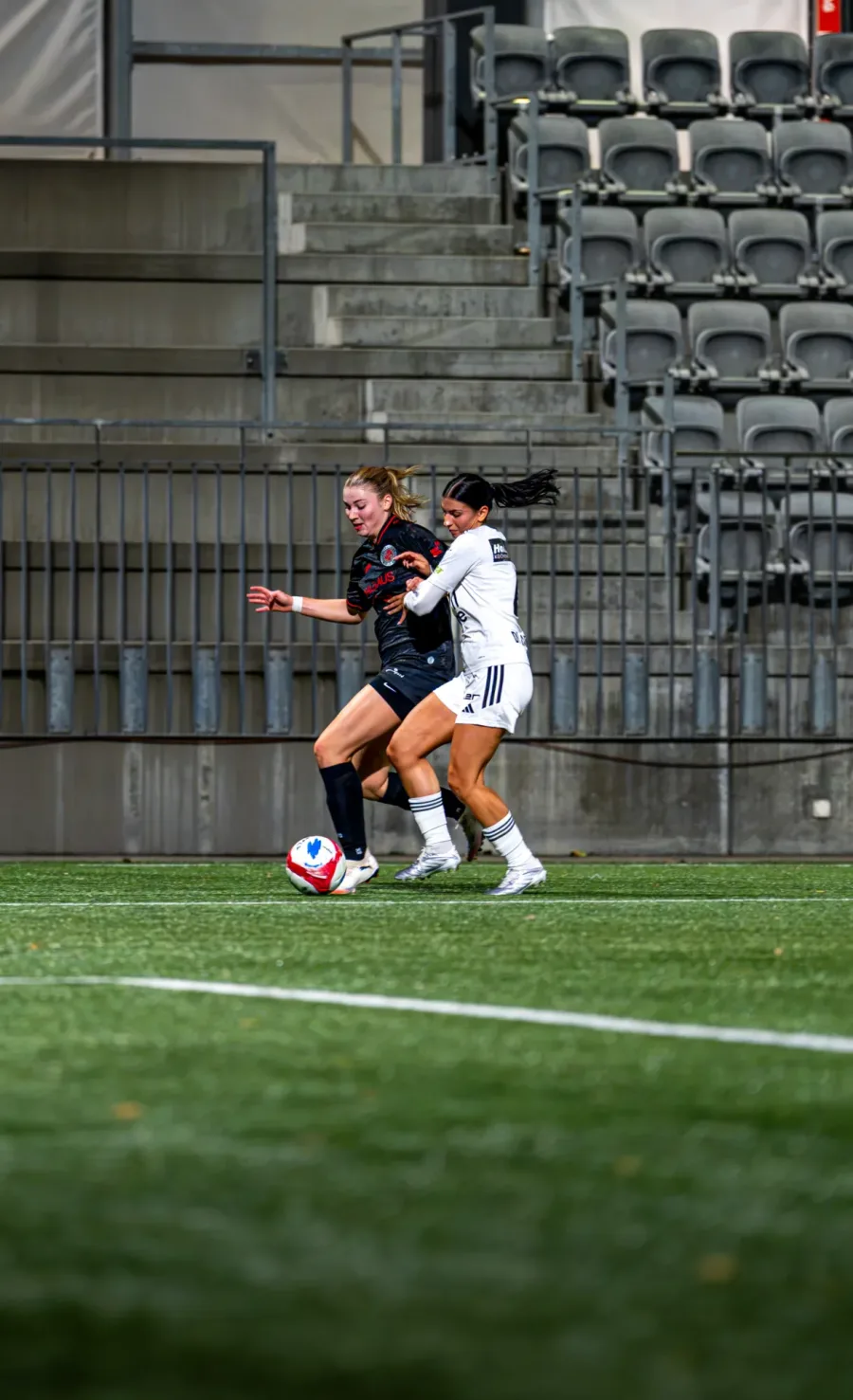 Enger Zweikampf vor der leeren Gegentribüne – FC Wil gegen FC Winterthur Frauen, 9. September 2026