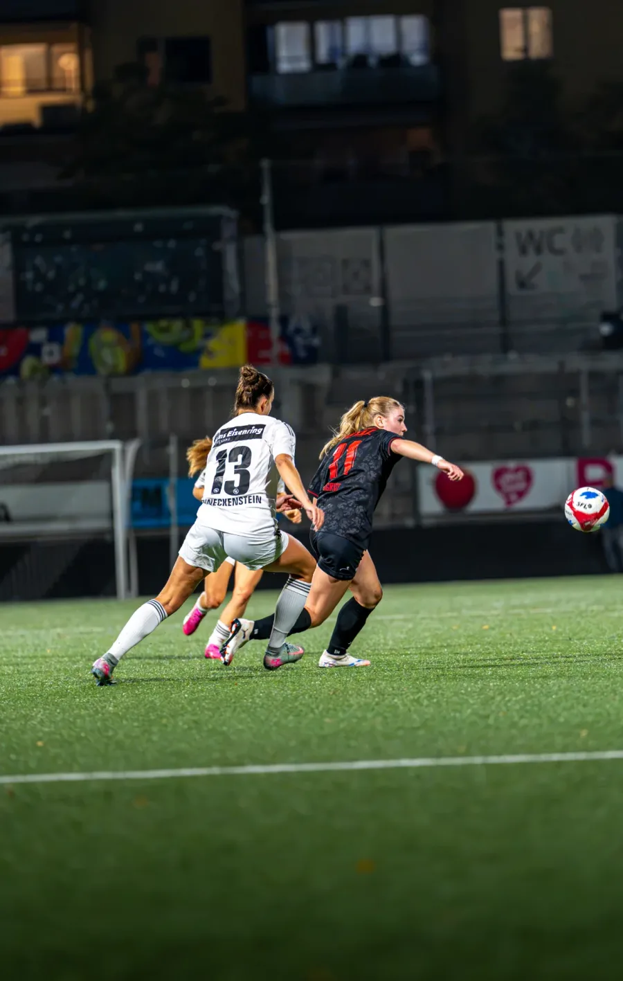FCW-Spielerin in Schwarz attackiert die Wil-Spielerin mit der Nummer 23 – FC Wil gegen FC Winterthur Frauen, 9. September 2026