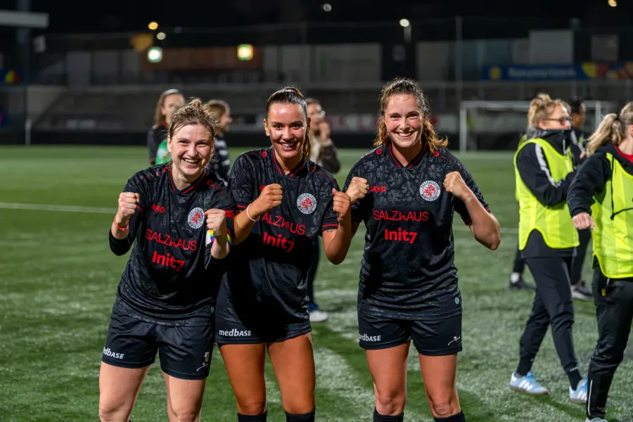 Drei FCW-Spielerinnen in schwarzen Trikots jubeln nach dem Spiel in die Kamera – FC Wil gegen FC Winterthur Frauen, 9. September 2026