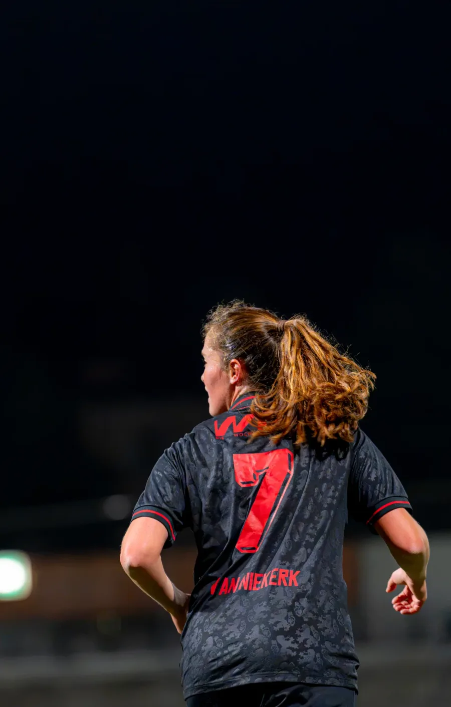 FCW-Spielerin mit der Nummer 7 und Pferdeschwanz von hinten unter Flutlicht – FC Wil gegen FC Winterthur Frauen, 9. September 2026