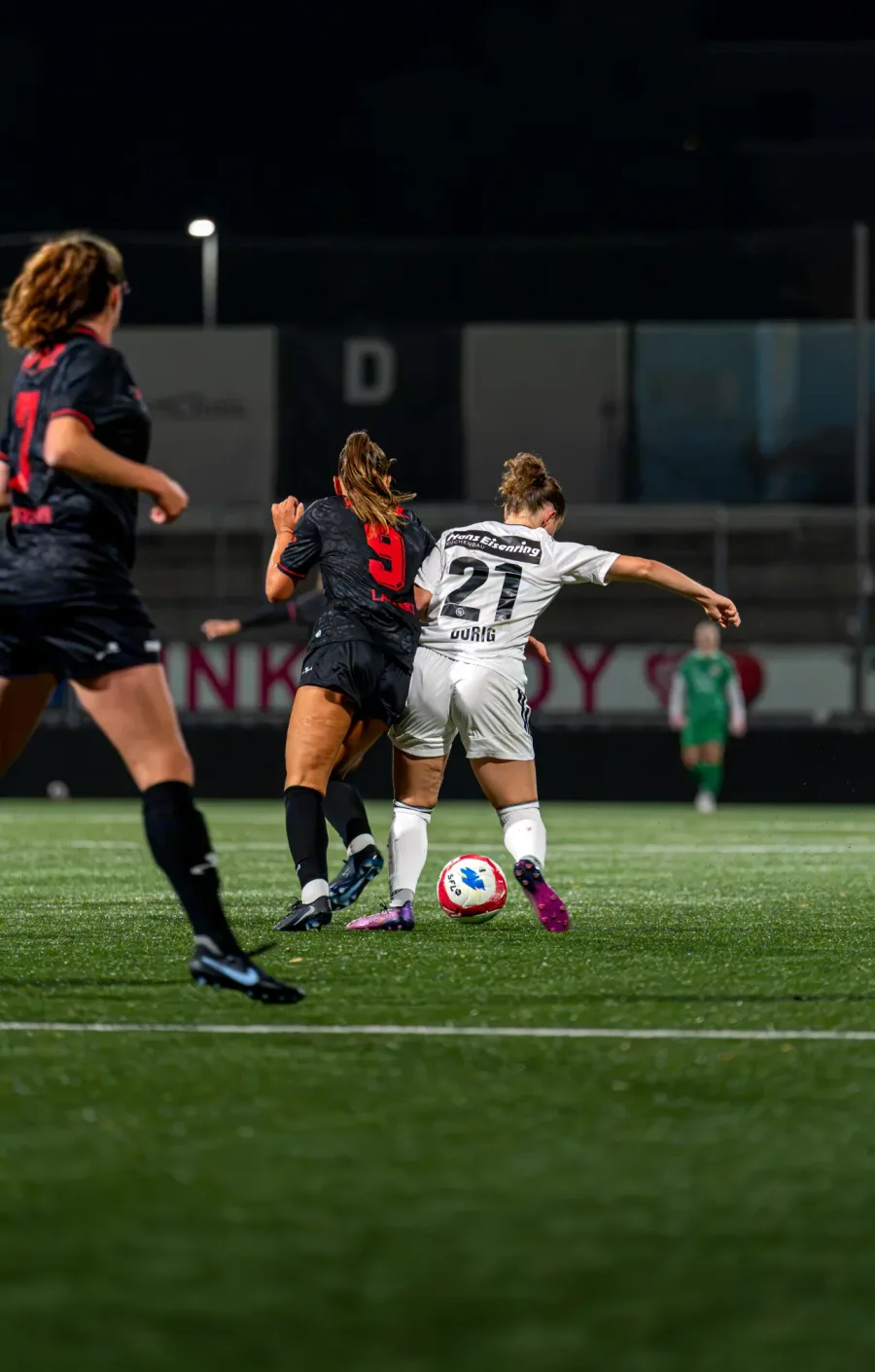 Wil-Spielerin Nummer 21 am Ball, FCW-Spielerinnen attackieren – FC Wil gegen FC Winterthur Frauen, 9. September 2026