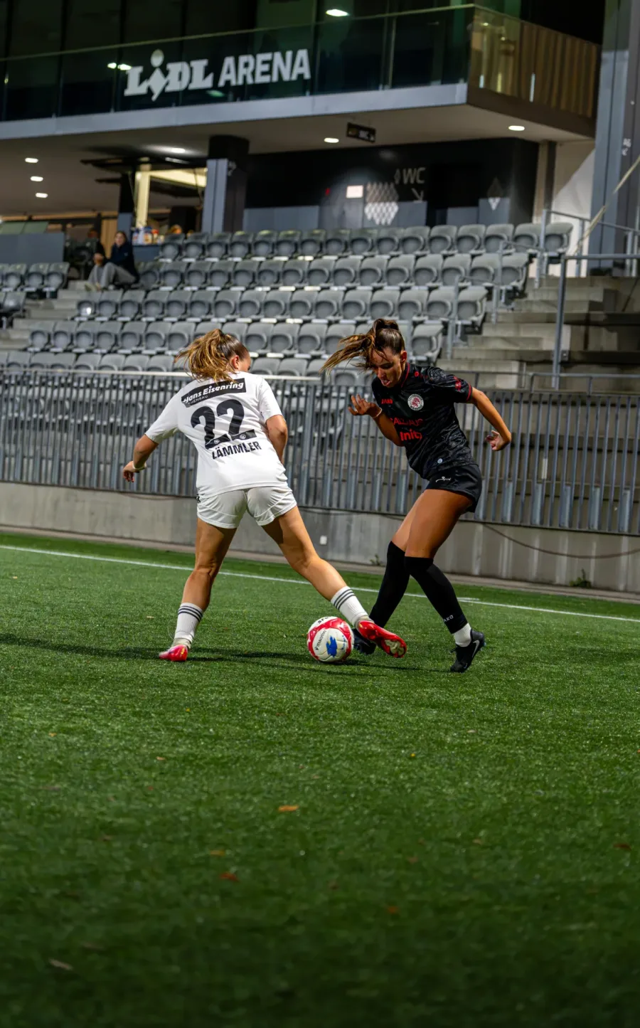 Wil-Spielerin Nummer 12 am Ball, eine FCW-Spielerin greift an – FC Wil gegen FC Winterthur Frauen, 9. September 2026