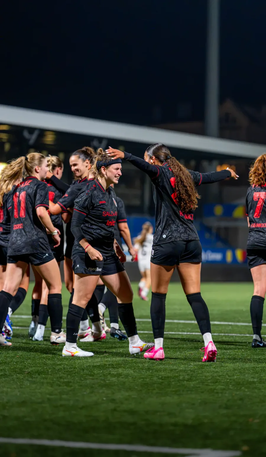 FCW-Spielerinnen stehen bei einem Standard dicht beisammen – FC Wil gegen FC Winterthur Frauen, 9. September 2026