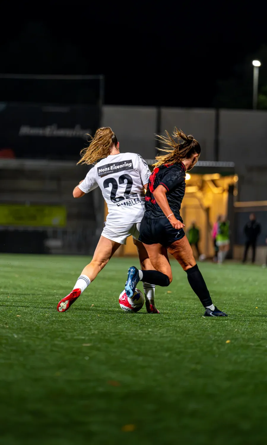 Wil-Spielerin Nummer 22 und eine FCW-Spielerin kämpfen um den Ball – FC Wil gegen FC Winterthur Frauen, 9. September 2026