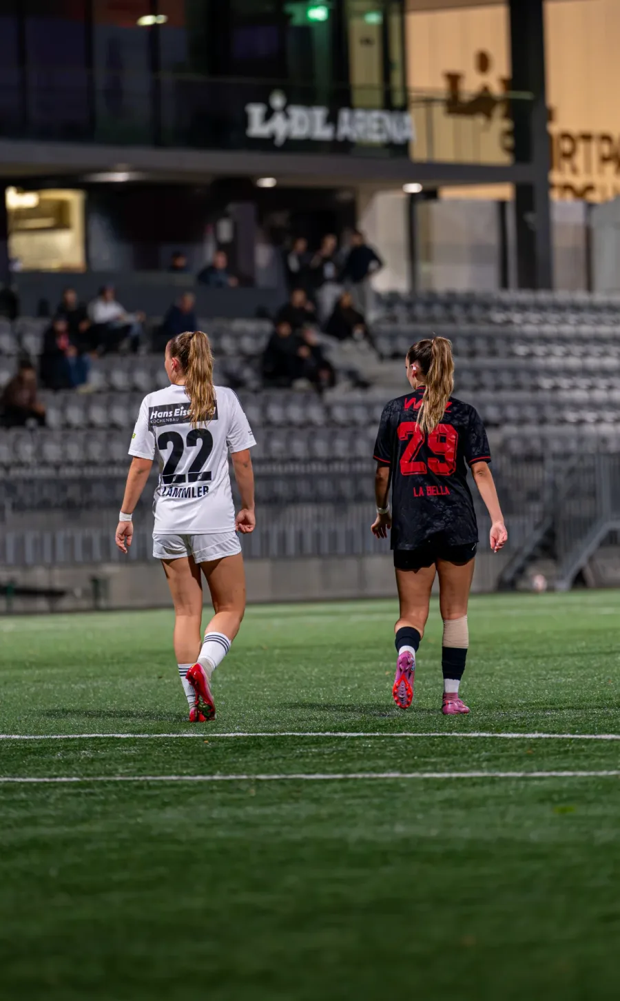 Wil-Spielerin Nummer 22 und FCW-Spielerin Nummer 23 vor der Tribüne – FC Wil gegen FC Winterthur Frauen, 9. September 2026