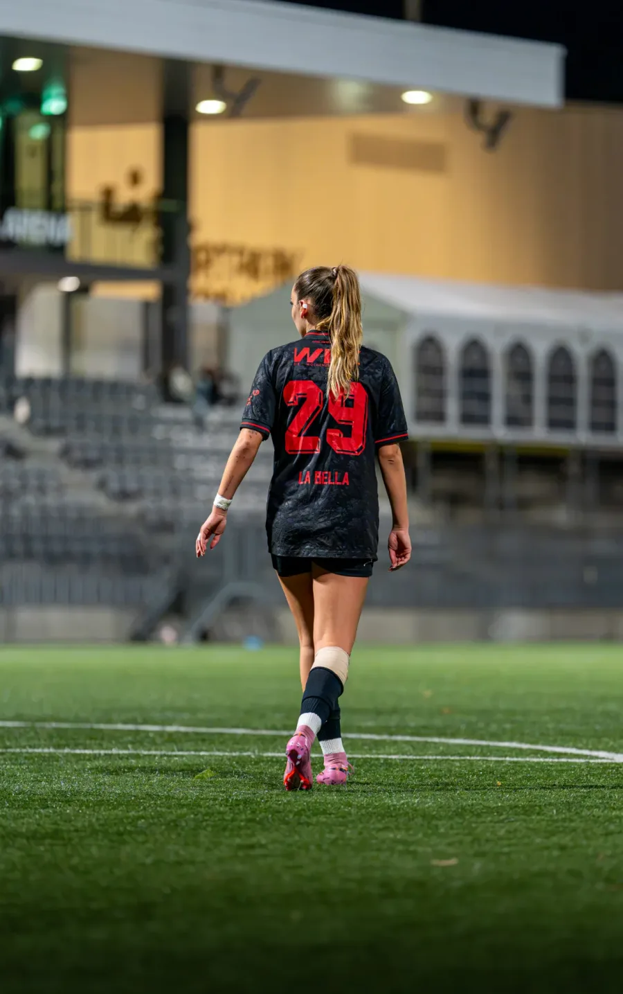 FCW-Spielerin mit der Nummer 23 von hinten, beleuchtete Tribüne – FC Wil gegen FC Winterthur Frauen, 9. September 2026