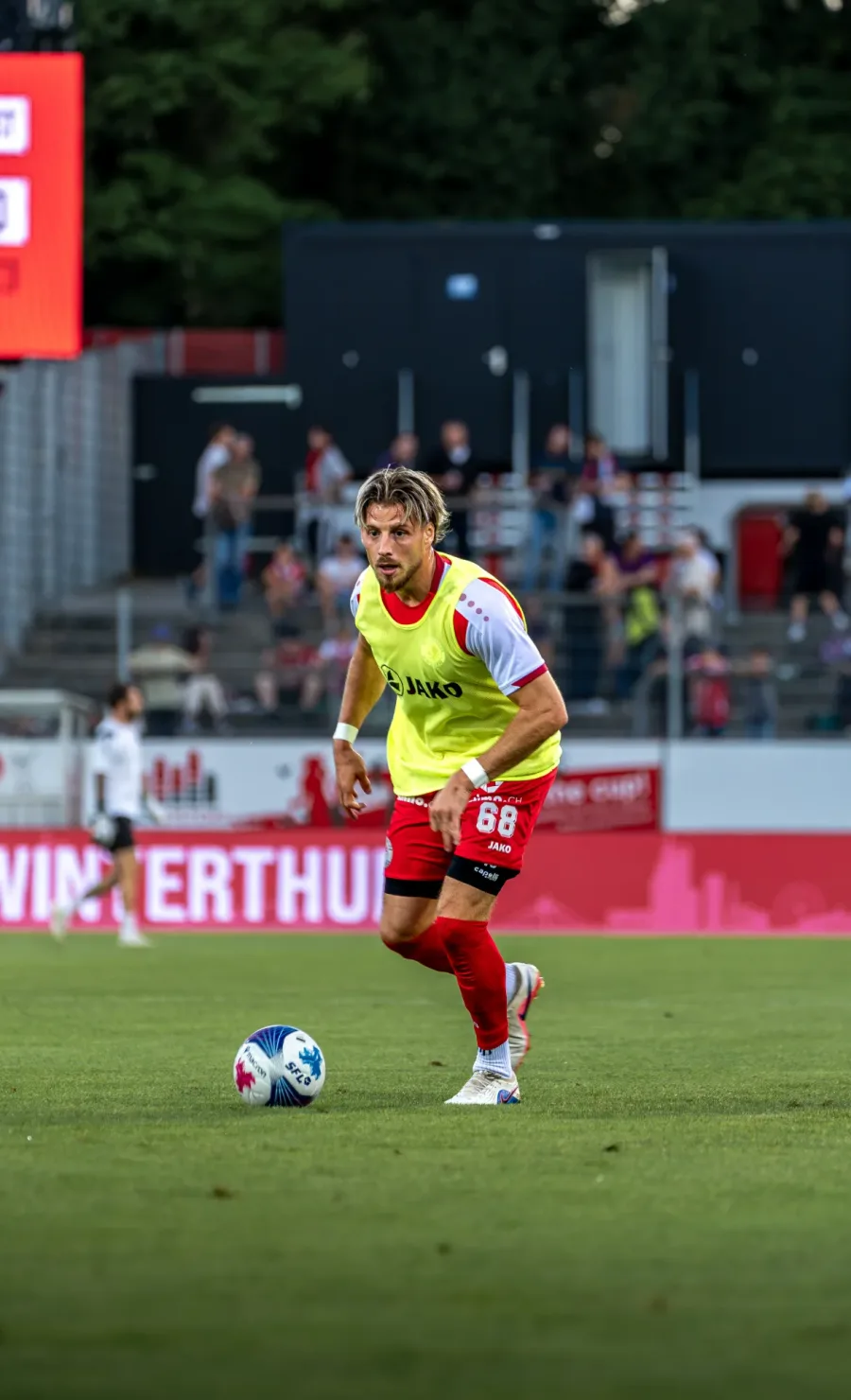 FCW-Spieler im gelben Leibchen beim Aufwärmen – FC Winterthur, Heimspiel auf der Schützenwiese