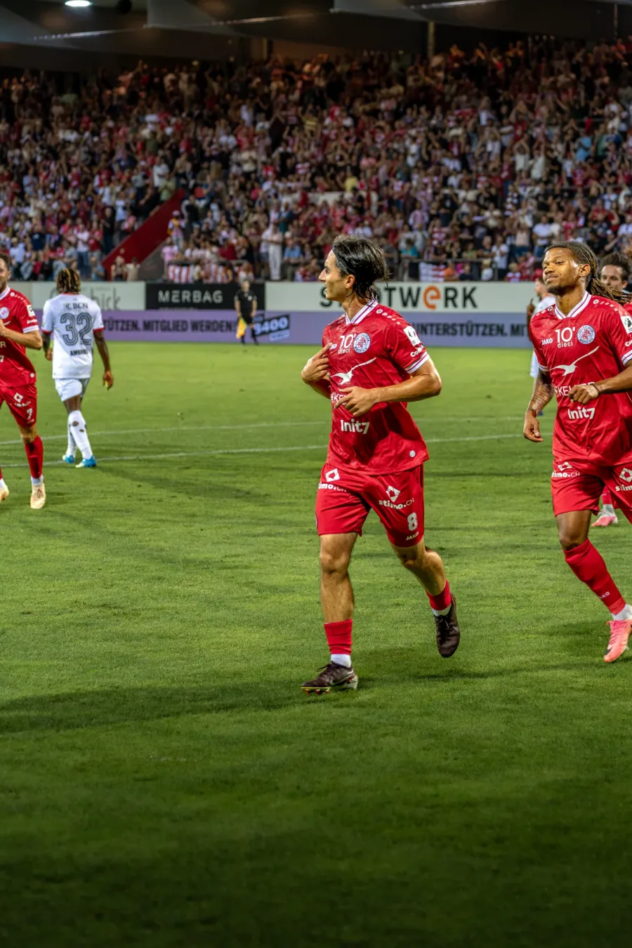 FCW-Spieler laufen vor voller Tribüne über das Feld – FC Winterthur, Heimspiel auf der Schützenwiese