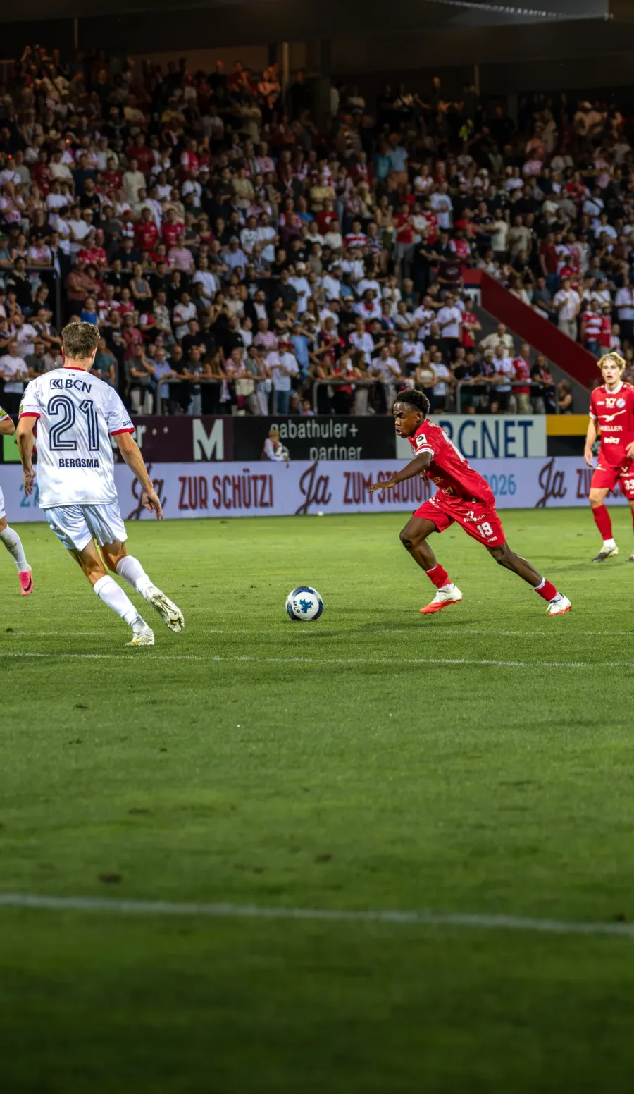 Gegenspieler mit der Nummer 21 am Ball, FCW-Spieler laufen an – FC Winterthur, Heimspiel auf der Schützenwiese