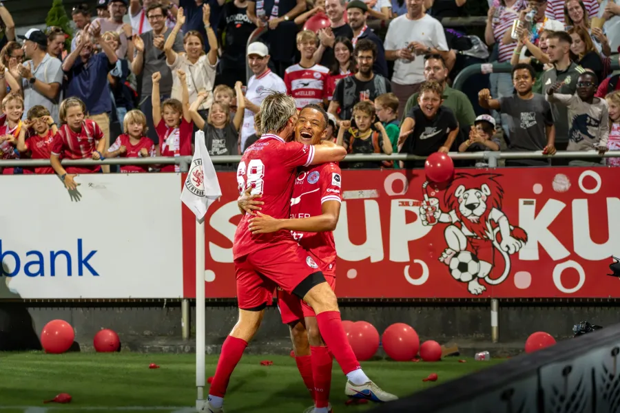 Torjubel vor der Sirupkurve, FCW-Spieler umarmen sich – FC Winterthur, Heimspiel auf der Schützenwiese