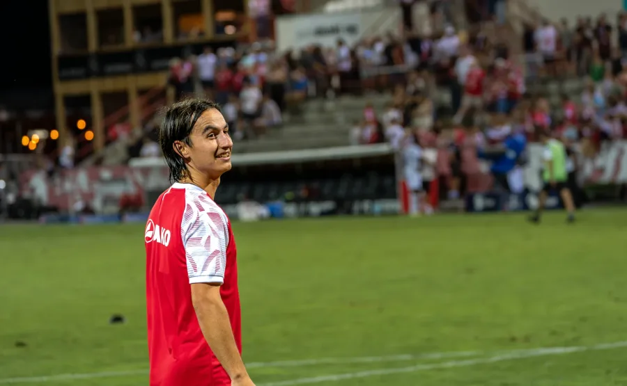 FCW-Spieler lächelt nach dem Spiel auf dem Rasen – FC Winterthur, Heimspiel auf der Schützenwiese