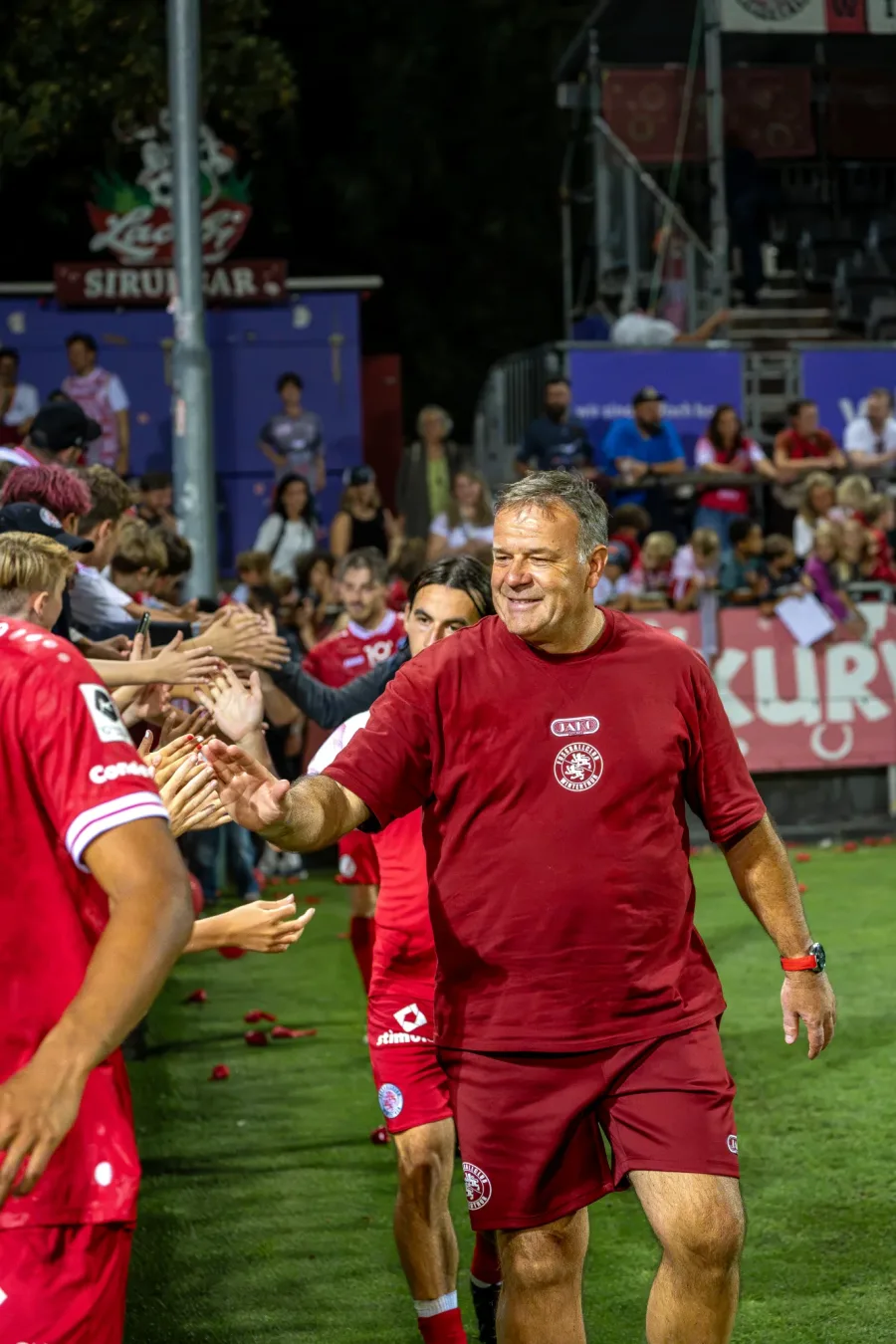 FCW-Trainer klatscht nach dem Spiel mit den Fans ab – FC Winterthur, Heimspiel auf der Schützenwiese